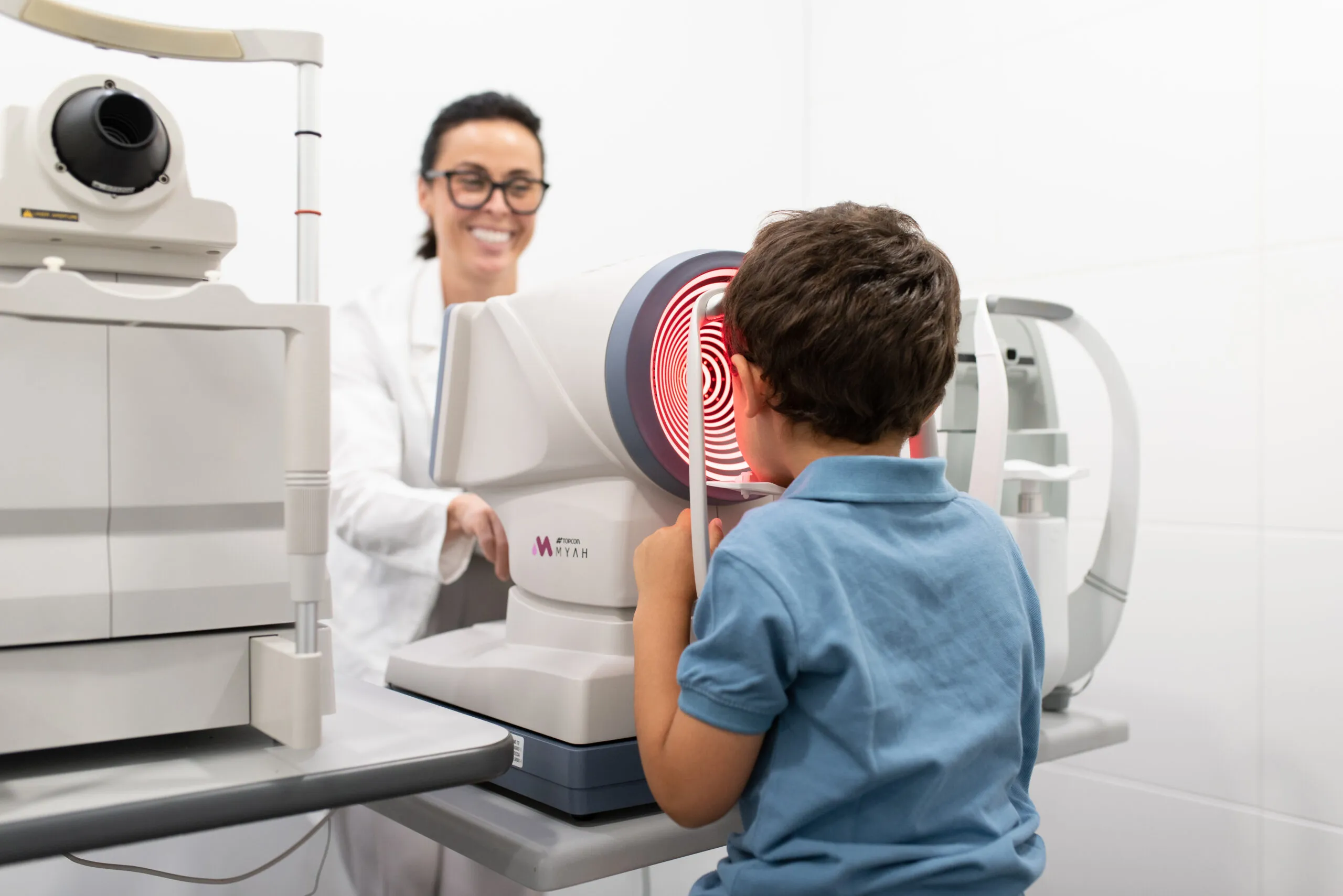Optometrista atendiendo a un paciente infantil en el Instituto Nacional de la Visión