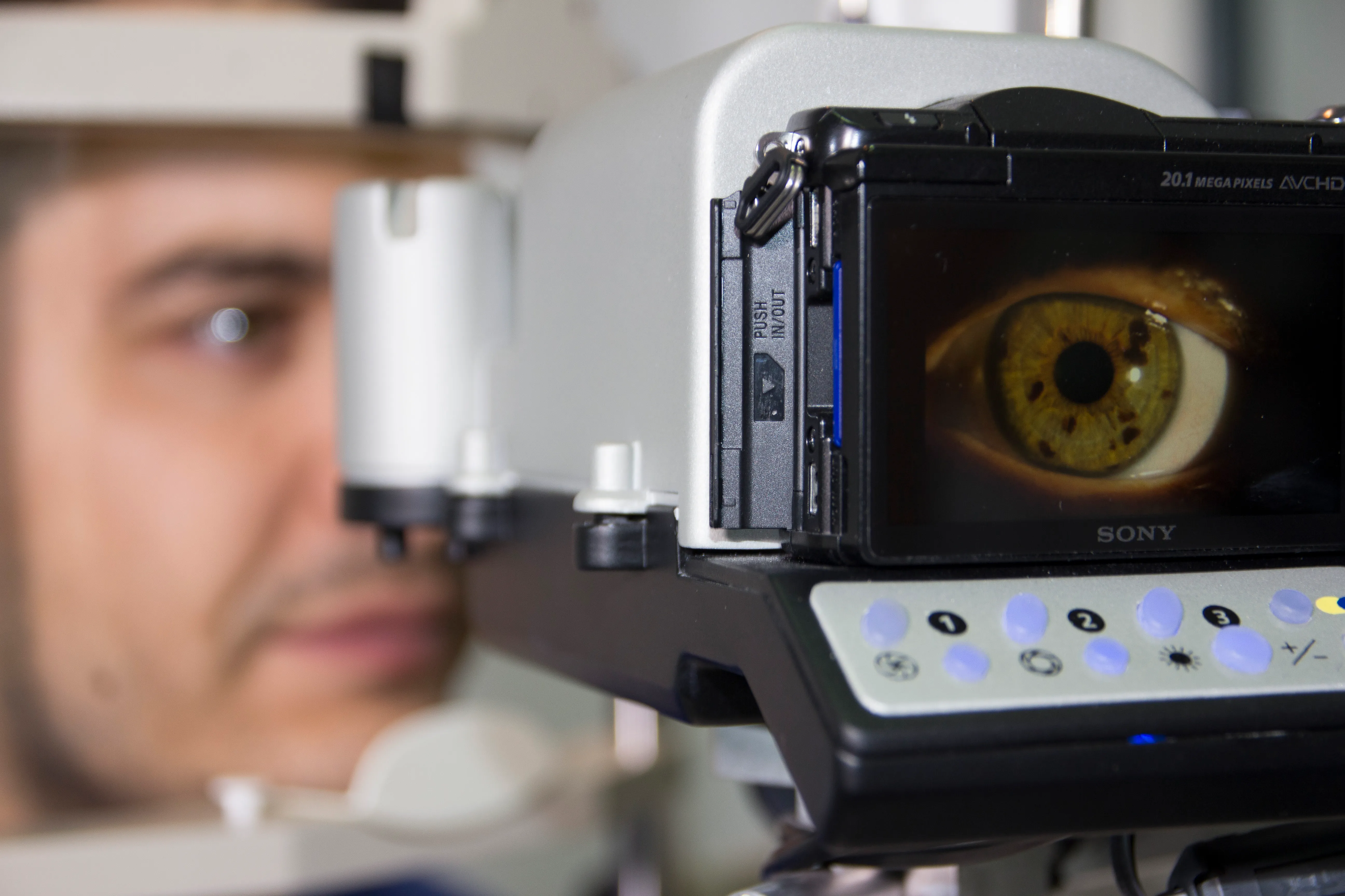 Evaluación optométrica a un paciente adulto con cámara de exploración ocular